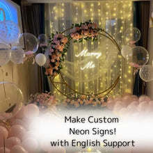 Load image into Gallery viewer, ピンクやクリアの風船やバラで飾られた部屋で光る「メリーミー」のイエローネオンサイン