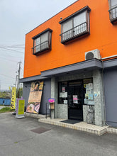 画像をギャラリービューアに読み込む, 飲食店前に設置されたピンクとブルーの「OPEN」ネオンサイン