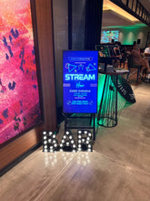 Load image into Gallery viewer, ホテルバー店前に設置されたブルーのデジタル看板