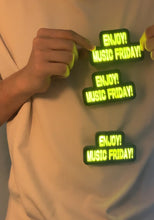 画像をギャラリービューアに読み込む, 服につけたエンジョイ!ミュージックフライデーの黄色い光るワッペン