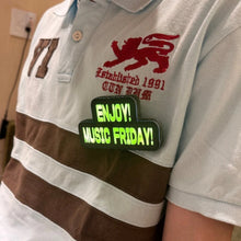 画像をギャラリービューアに読み込む, 胸元につけたエンジョイ!ミュージックフライデー!の文字がグリーンに光るワッペン