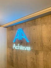 画像をギャラリービューアに読み込む, ジムに設置されたブルーとホワイトのネオンサインロゴ3