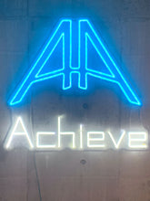 画像をギャラリービューアに読み込む, ジムに設置されたブルーとホワイトのネオンサインロゴ2