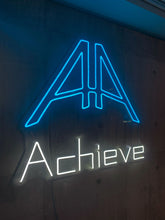 画像をギャラリービューアに読み込む, ジムに設置されたブルーとホワイトのネオンサインロゴ