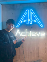 画像をギャラリービューアに読み込む, ジムに設置されたブルーとホワイトのネオンサインロゴとオーナー