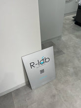 画像をギャラリービューアに読み込む, 美容室店内壁に立てかけられたお店のステンレス立て看板