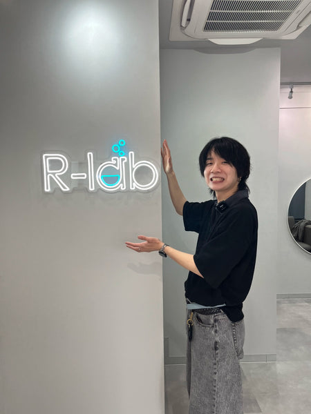 シンプルだけど存在感のある明るい店内へ! 髪若返り研究所R-lab × ネオンサイン