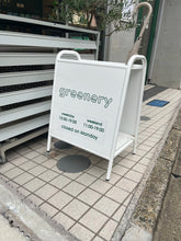 画像をギャラリービューアに読み込む, お店外に置かれたホワイトにグリーンテキストの立て看板