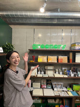 画像をギャラリービューアに読み込む, 文房具店内のグリーンロゴネオンサインとオーナー様