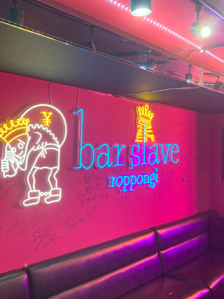 来店者が写真をよく取る場所に! bar slave roppongi ☓ ネオンサイン