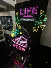 画像をギャラリービューアに読み込む, アパレルショップ店内壁に設置されたピンク・ホワイト・イエロー・グリーンのカラフルなネオンサインロゴ