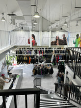 画像をギャラリービューアに読み込む, ブランド古着専門店 LIFEの店内