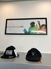 画像をギャラリービューアに読み込む, アパレルショップ店内に飾られた自社ブランドポスター