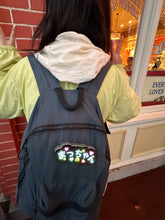 Load image into Gallery viewer, リュックについている「まっちゃん」カラフルに光るワッペン