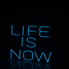 画像をギャラリービューアに読み込む, LIFE IS NOWのネオンサイン