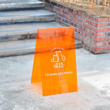 画像をギャラリービューアに読み込む, 店舗前のカラフルなアクリル看板自立式