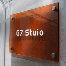 画像をギャラリービューアに読み込む, カラフルなアクリル看板を壁掛け