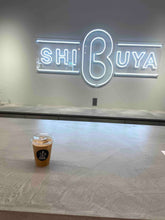 Load image into Gallery viewer, b8ta 店内ネオンサインと店内販売コーヒー5