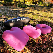 画像をギャラリービューアに読み込む, 公園で撮影されたネオンパークの黒色バルーンとピンク色のバルーン「N」「E」「O」