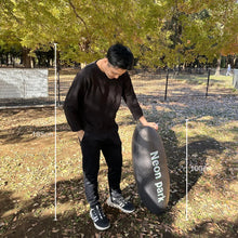 画像をギャラリービューアに読み込む, 公園にて身長185cm男性と縦100cmのネオンパークの黒色のバルーンサイズ比較