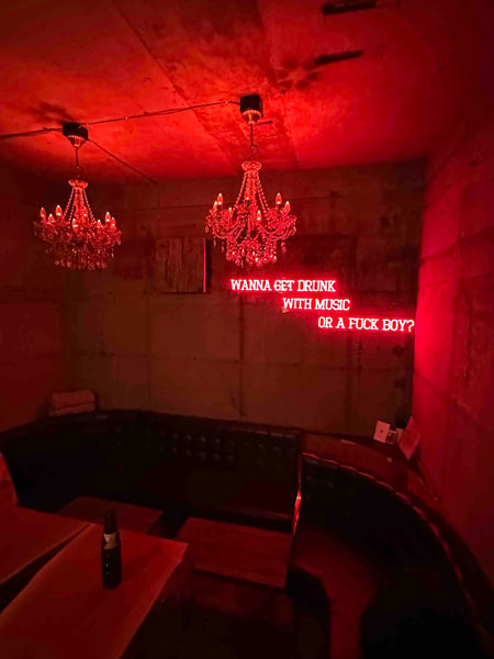 外国のお客様も喜ぶ、メッセージ性の強い空間アイテムに!bar record銀座×ネオンサイン