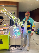 Load image into Gallery viewer, バターブラザーズ様 ネオンサインとプロレスラー近藤修司様