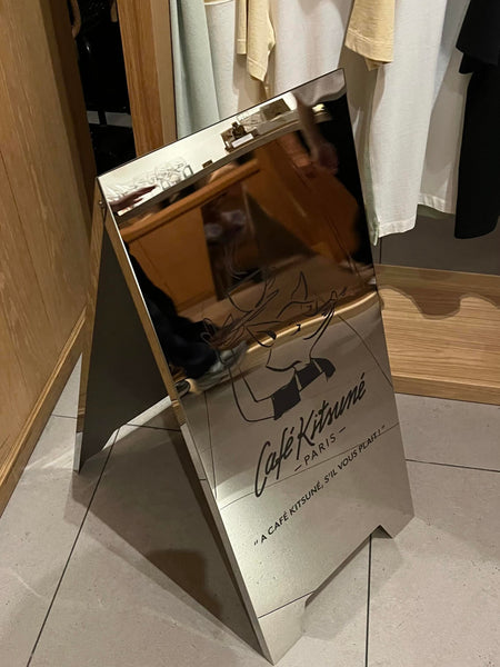 世界中で大人気の「バリスタフォックス」がミラー看板に?! Café Kitsuné Aoyama × ミラー看板