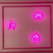 Load image into Gallery viewer, cafe-miuette 店内に飾られている猫・リボン・苺のピンクネオンサイン