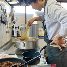 画像をギャラリービューアに読み込む, フードトラック内で調理する店主