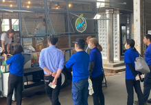 画像をギャラリービューアに読み込む, フードトラックカフェに設置されたレモンのネオンサインロゴとお店に並ぶお客様