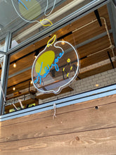 画像をギャラリービューアに読み込む, フードトラックカフェに設置されたレモンにブルーテキストのネオンサインロゴ