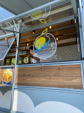 画像をギャラリービューアに読み込む, フードトラックに設置された「旅空Cafe -YAHIKO-|スパイスカレーと檸檬の店」のネオンサイン