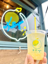 画像をギャラリービューアに読み込む, フードトラックカフェのネオンサイン前でレモネード