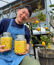 画像をギャラリービューアに読み込む, フードトラック前で店主と料理に使うレモンピール
