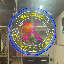 画像をギャラリービューアに読み込む, ヘアサロン窓際に設置されたカラフルなネオンサインロゴ