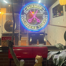 画像をギャラリービューアに読み込む, ヘアサロンに設置されたネオンサインロゴを外観から見た様子