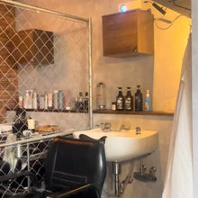 画像をギャラリービューアに読み込む, クリッパーズトウキョウ アメリカンガレージ風サロン内の様子