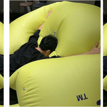 画像をギャラリービューアに読み込む, 黄色い巨大バルーンに埋もれている男性