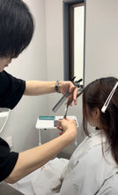 画像をギャラリービューアに読み込む, 美容室でカットされている女性