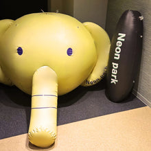 画像をギャラリービューアに読み込む, ネオンパークの黒いバルーンとネオンパークキャラクターの黄色いゾウのバルーン