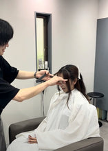 画像をギャラリービューアに読み込む, 美容室でカットしている女性