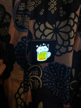 画像をギャラリービューアに読み込む, 胸につけたビールイラストの光るワッペン