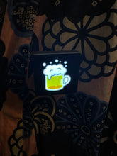 画像をギャラリービューアに読み込む, 胸につけたビールイラストの光るワッペン