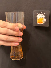 画像をギャラリービューアに読み込む, 手に持ったグラスビールと胸につけたビールイラストの光ワッペン