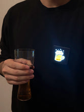 画像をギャラリービューアに読み込む, グラスビールを持った男性の服につけられたビールイラストの光るワッペン