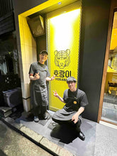 画像をギャラリービューアに読み込む, ホランイお店看板前でのオーナーとシェフ