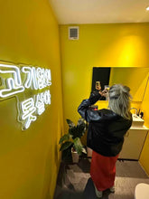 画像をギャラリービューアに読み込む, ネオンサインと女性