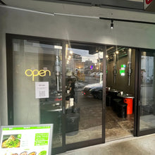 Load image into Gallery viewer, 韓国焼肉 sisi 店前