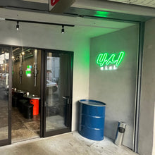 Load image into Gallery viewer, 韓国焼肉店入り口に設置されたグリーンとホワイトのネオンサインロゴ