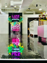 画像をギャラリービューアに読み込む, 店内に設置されたピンクのロゴとスニーカー・グリーン・イエローの装飾をしたカラフルなネオンサイン